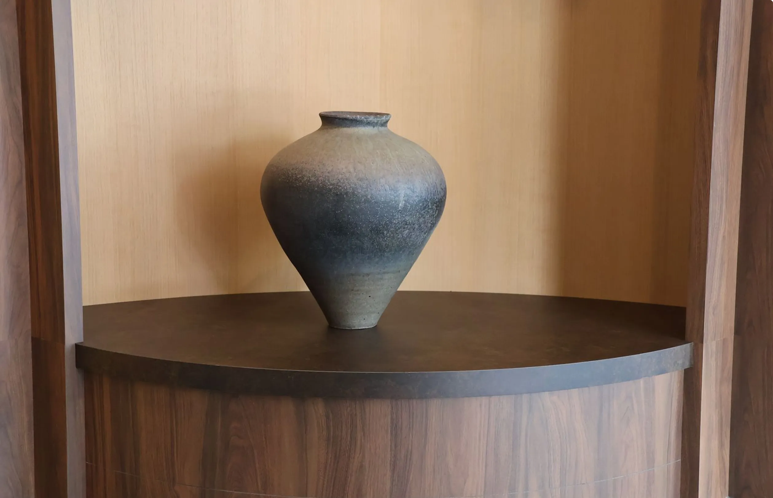 新社屋に配置している珠洲焼の写真